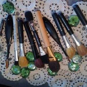 Bundle makeup brushes
